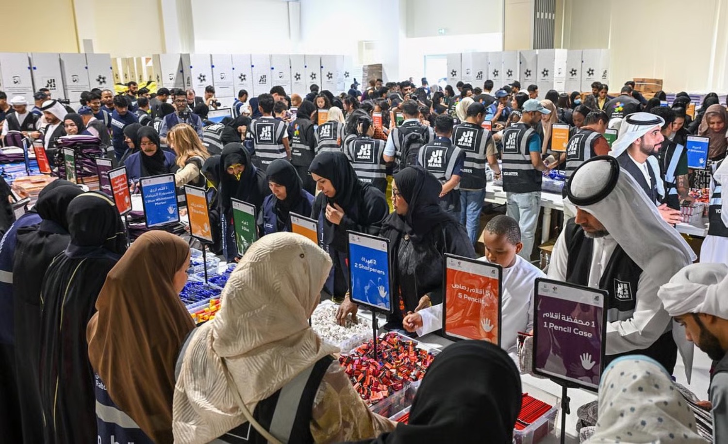 Dubai Volunteers Pack 10,000 School Kits for Low-Income Students | Die Geissens Real Estate | Luxus Immobilien mit Carmen und Robert Geiss – Die Geissens in Dubai